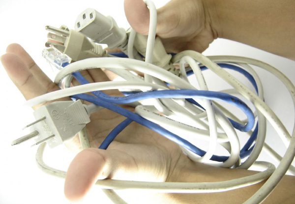 Emaranhado de fios e cabos deixam a casa com visual poluído